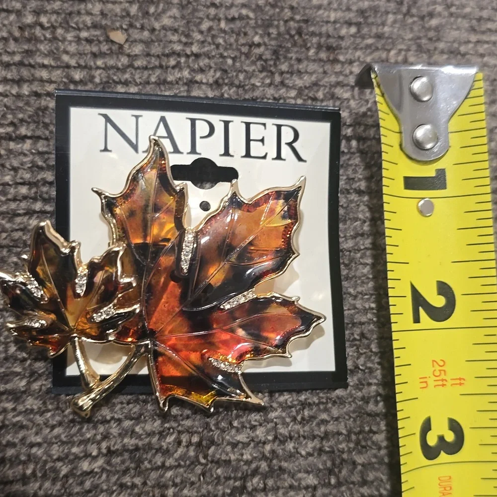 NAPIER BRAND FASHION JEWELRY FANCY SPARKLING GOLDTONE FALL LEAVES PIN BROOCH